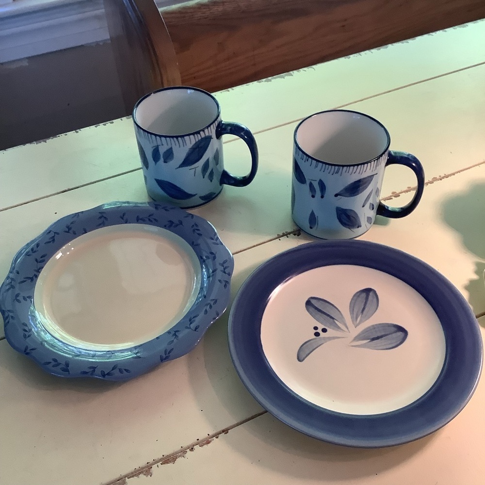 Pfaltzgraff 2 Salad Dessert Luncheon Plates + 2 Mugs Curated